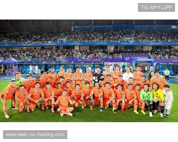 一群小孩追捧的足球明星是谁他背后的故事和影响力解析