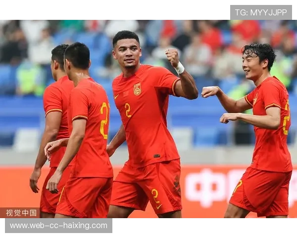 中国足球明星高清写真展示，感受球场上的英勇与风采