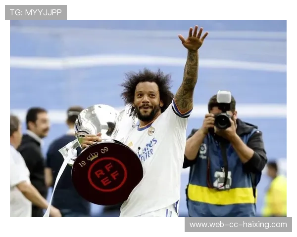 足球星空下的女性人物传奇璀璨，耀眼光芒照亮梦想与激情的赛场